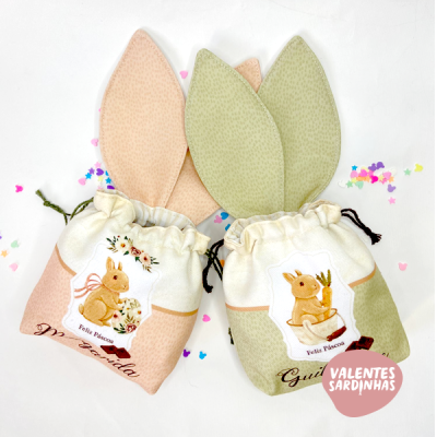Duas bolsas de tecido com estampas de coelhos e orelhas pontiagudas