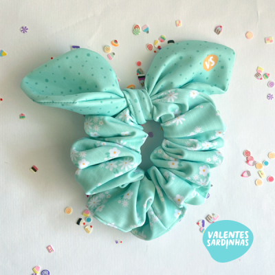 Elástico para cabelo azul claro com laço e padrão de bolinhas e flores