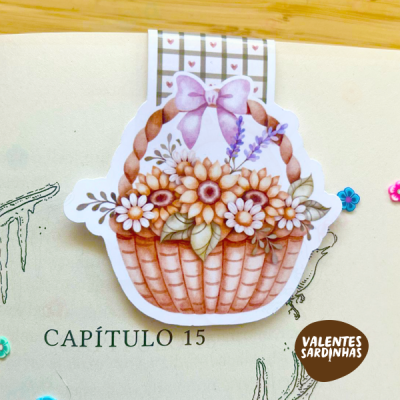 Etiqueta com ilustração de cesta de flores e texto CAPÍTULO 15, VALENTES SARDINHAS
