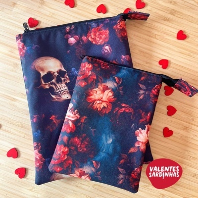 Sacolas de tecido florais com caveira e corações vermelhos ao redor