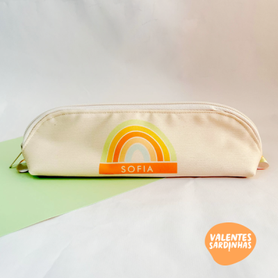 Estojo creme com arco-íris colorido e nome Sofia