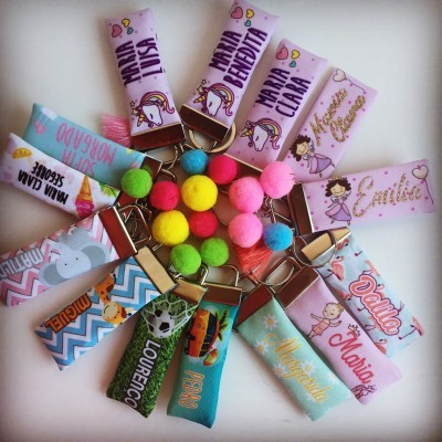 portas-chaves de tecido com nomes bordados e bolas coloridas