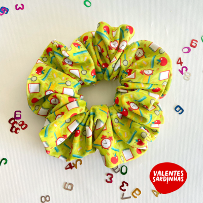 Elástico para cabelo amarelo com padrão escolar colorido num fundo branco com números coloridos