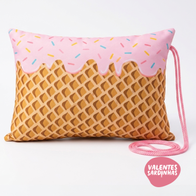 Bolsa padrão bolacha waffle com cobertura rosa e confetis e alça de cordão rosa