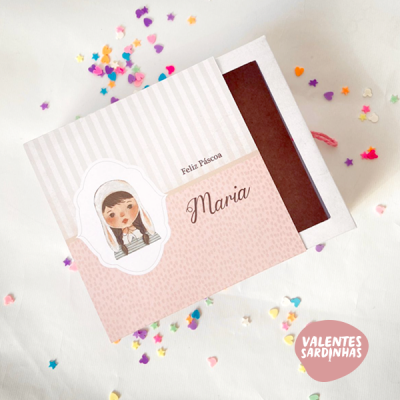 Caixa de presente rosa e branca com texto Feliz Páscoa e Maria, decorada com desenho de menina e confetes coloridos