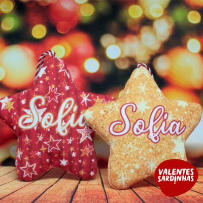 Ornamentos de Natal estrela vermelha e dourada com o nome Sofia