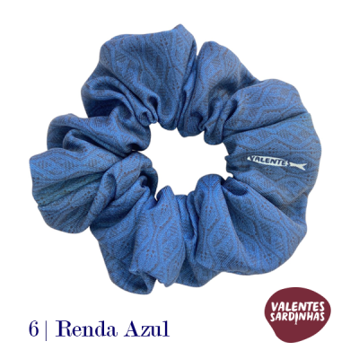 Elástico de cabelo scrunchie azul com padrão de renda e etiqueta 'VALENTE'