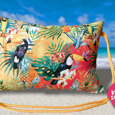 Almofada retangular tropical colorida com tucanos na praia