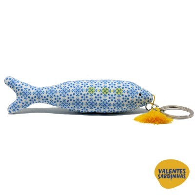 Porta-chaves de tecido em forma de sardinha azul e branco com pompom amarelo e anel de metal