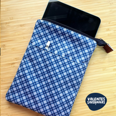 Bolsa xadrez azul com tablet preto e auscultadores brancos
