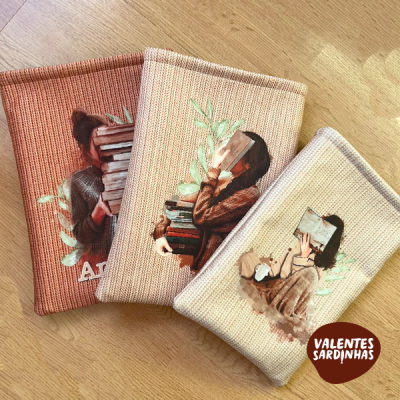 Capas de tecido com ilustrações de pessoas e livros em tons terra