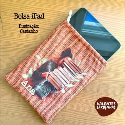 Bolsa para iPad castanha com ilustração de pessoa a segurar livros e nome Ana