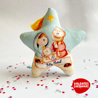 Estrela de tecido azul com desenho natalício e frase Feliz Natal