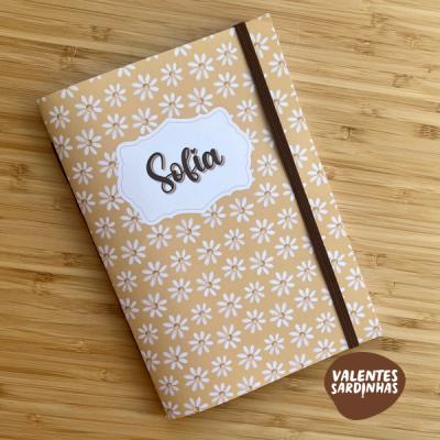 Caderno floral bege com fecho elástico castanho e nome Sofia na capa