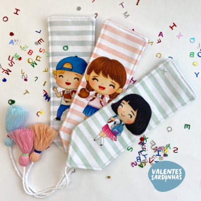 Capas de tecido riscas com desenhos infantis coloridos e piões coloridos pendurados