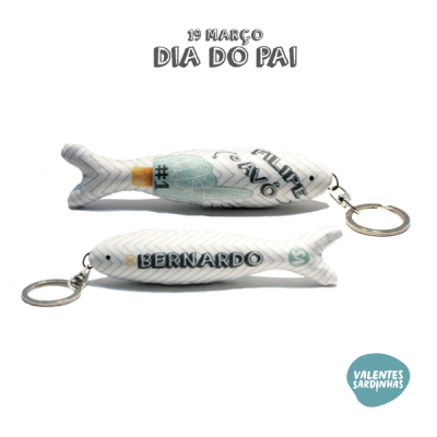 Porta-chaves em forma de sardinha com texto personalizado e anúncio de Dia do Pai