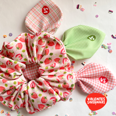 Scrunchies com padrões coloridos, etiquetas VALENTES SARDINHAS