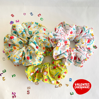 Três scrunchies coloridos com padrões médicos diversificados.