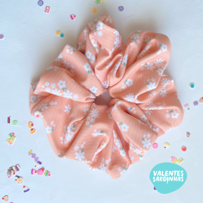 Scrunchie rosa com flores brancas e azuis e selo VALENTES SARDINHAS