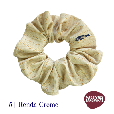Scrunchie creme com padrão e etiqueta azul VALENTES