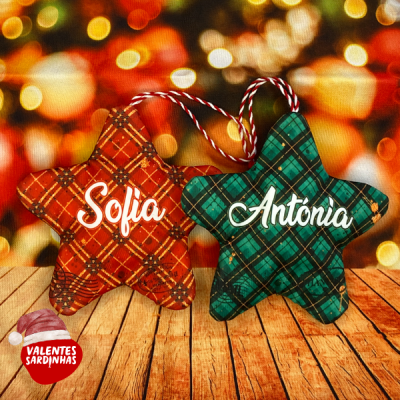 Enfeites de Natal em forma de estrela com nomes Sofia e Antónia em padrão xadrez