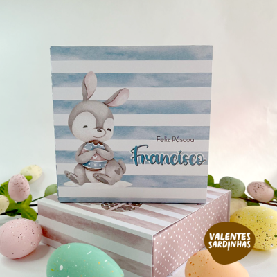 Caixa de presente de papel com coelho e texto Feliz Páscoa Francisco, ovos de páscoa coloridos e etiqueta VALENTES SARDINHAS