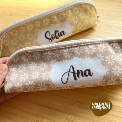 Duas bolsas de tecido amarelo e bege com nomes Sofia e Ana e padrão de flores brancas.