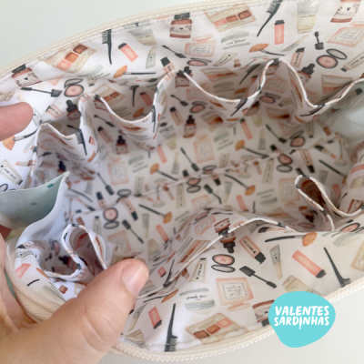 Bolsa de tecido com padrão interno de maquilhagem e fecho zip