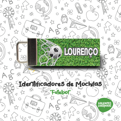 Chaveiro identificador de mochila com tema de futebol e nome LOVRENÇO.