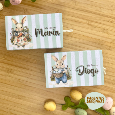 Caixas decorativas de Páscoa com coelhos e nomes Maria e Diogo sobre madeira