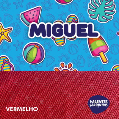 Fundo azul com desenhos de verão e palavra MIGUEL, faixa vermelha texturada com texto e logótipo