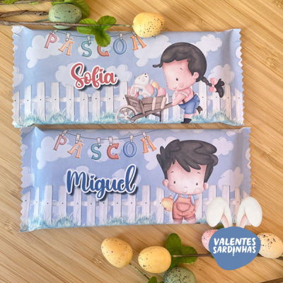 Duas almofadas decorativas temáticas de Páscoa com ilustrações infantis e nomes personalizados