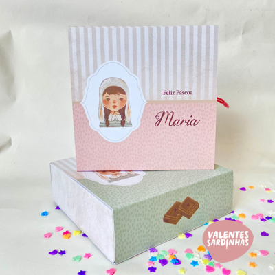 Caixa decorativa de presente de papel com texto Feliz Páscoa Maria