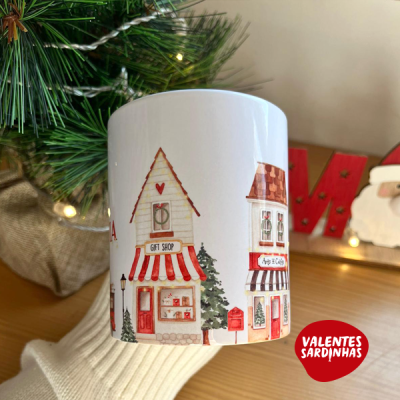 Caneca branca com desenho de casinhas de loja vermelhas e bege com detalhes natalícios