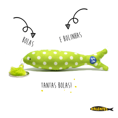 Brinquedo peixe verde com bolinhas brancas e pompom amarelo