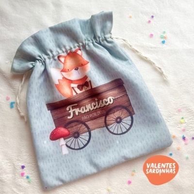 Saco de tecido azul claro com desenho de raposa dentro de carruagem e texto 'Francisco Pão por Deus'