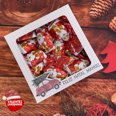 Caixa de chocolates natalinos com embrulho do Pai Natal, texto personalizado e decoração natalícia