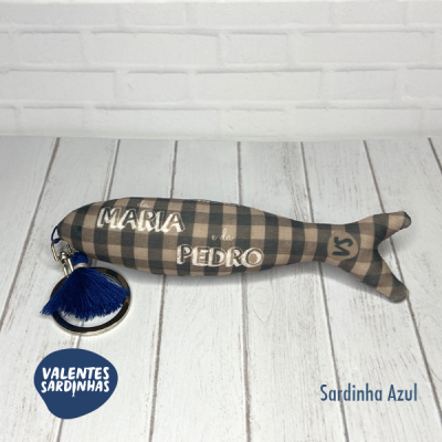 Chaveiro de tecido xadrez formato sardinha com tassel azul