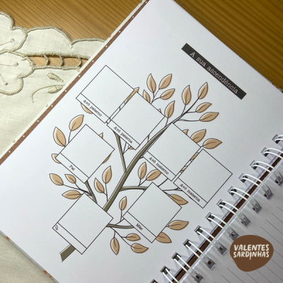 Página de caderno espiral com árvore genealógica para preencher ascendentes e selo Valentes Sardinhas.