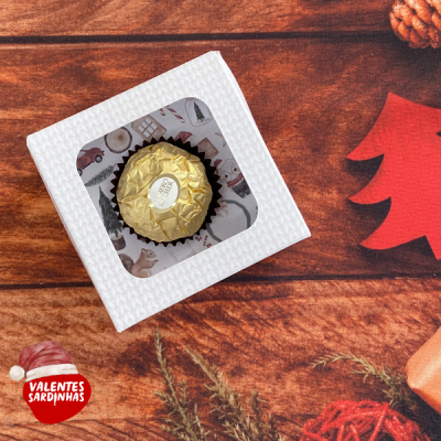Caixa branca com bombom Ferrero Rocher e decoração natalícia