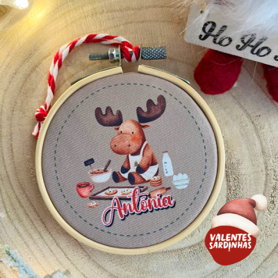 Decoração redonda de Natal com alce e nome Antónia em tecido no centro