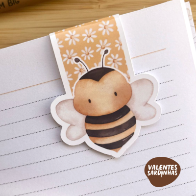 Marcador de página com desenho de abelha e padrão floral