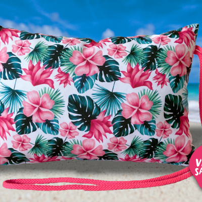 Almofada floral colorida com cordão rosa na praia