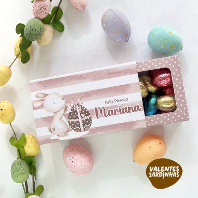 Caixa de presente de Páscoa com bombons coloridos e ovos decorativos em tons pastel