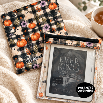 Estojo e capa protetor para tablet com padrão Halloween colorido e marca VALENTES SARDINHAS visível
