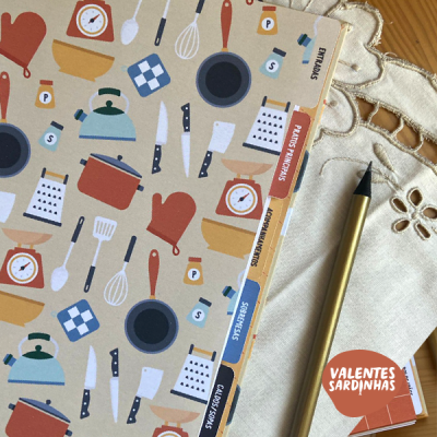 Capa de agenda com padrão de utensílios de cozinha e texto com seções de receitas