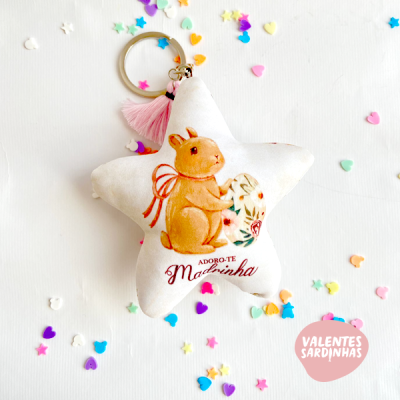 Chaveiro em forma de estrela branco com coelho ilustrado e texto vermelho 'ADORO-TE Madrinha'