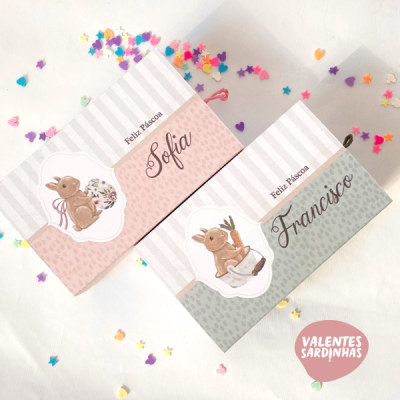 Duas caixas de Páscoa rosa e verde decoradas com coelhos e nomes Sofia e Francisco