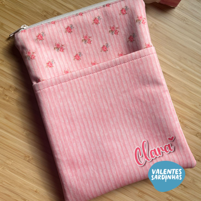 Necessaire cor-de-rosa com padrão floral e riscas com nome Clara impresso
