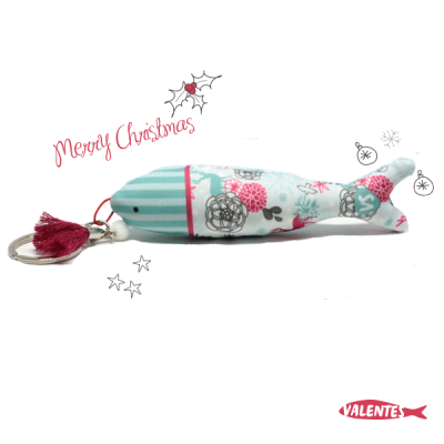 Porta-chaves peixe em tecido com padrões florais e riscas azuis e rosa com tassel vermelho